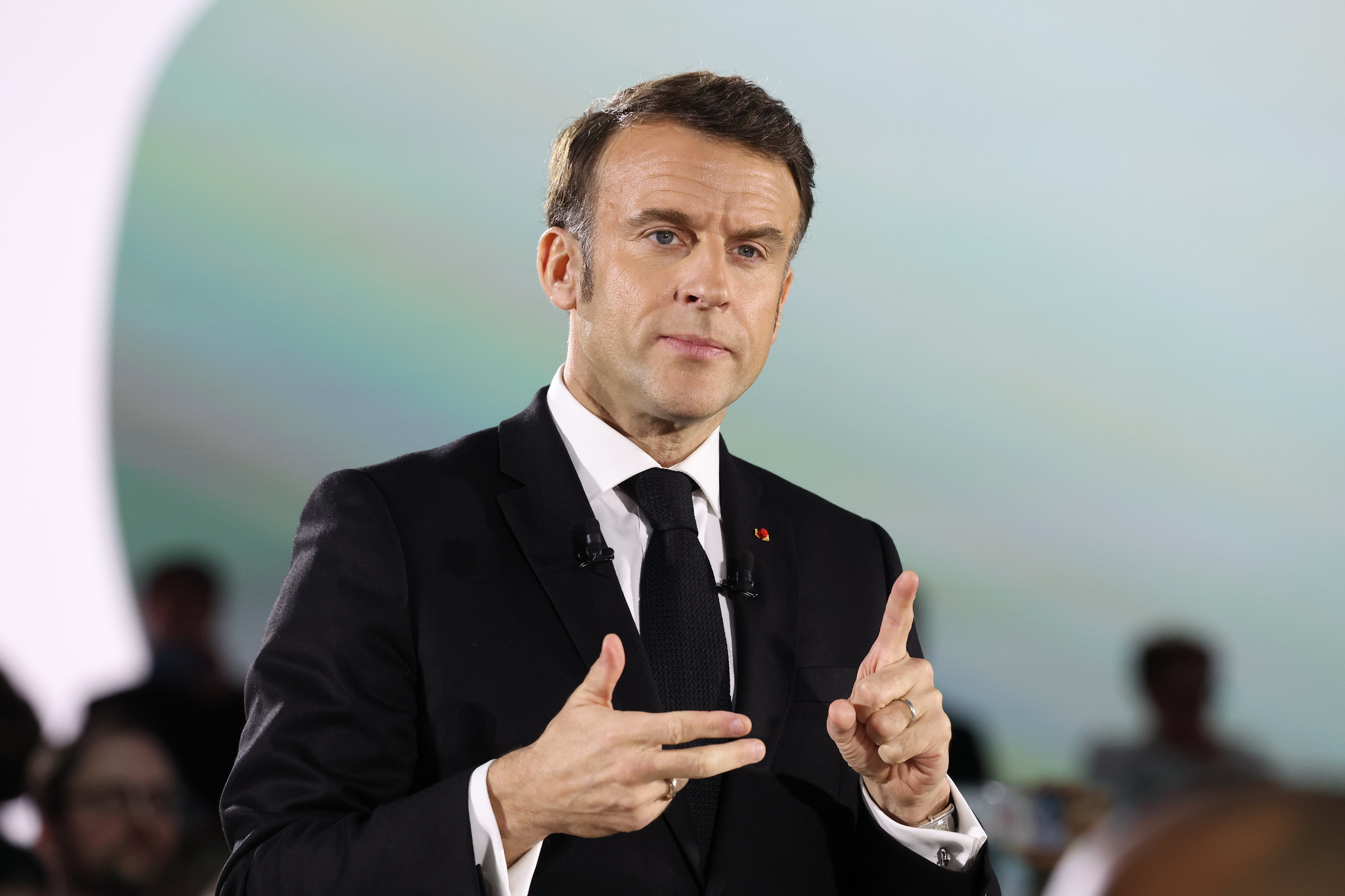 avec-109-milliards-d’euros-d’investissements-dans-l’ia,-e.-macron-s’enthousiasme-:-«-la-france-se-relance-et-accelere-!-»